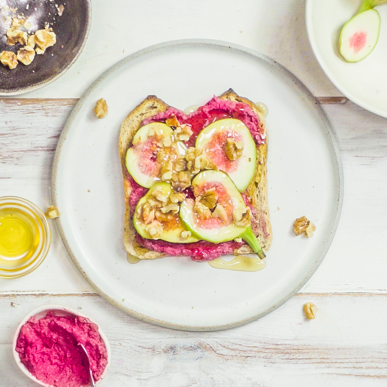 CELOZRNNÝ TOAST S KRÉMEM Z ČERVENÉ ŘEPY, S FÍKY, OŘECHY A MEDEM