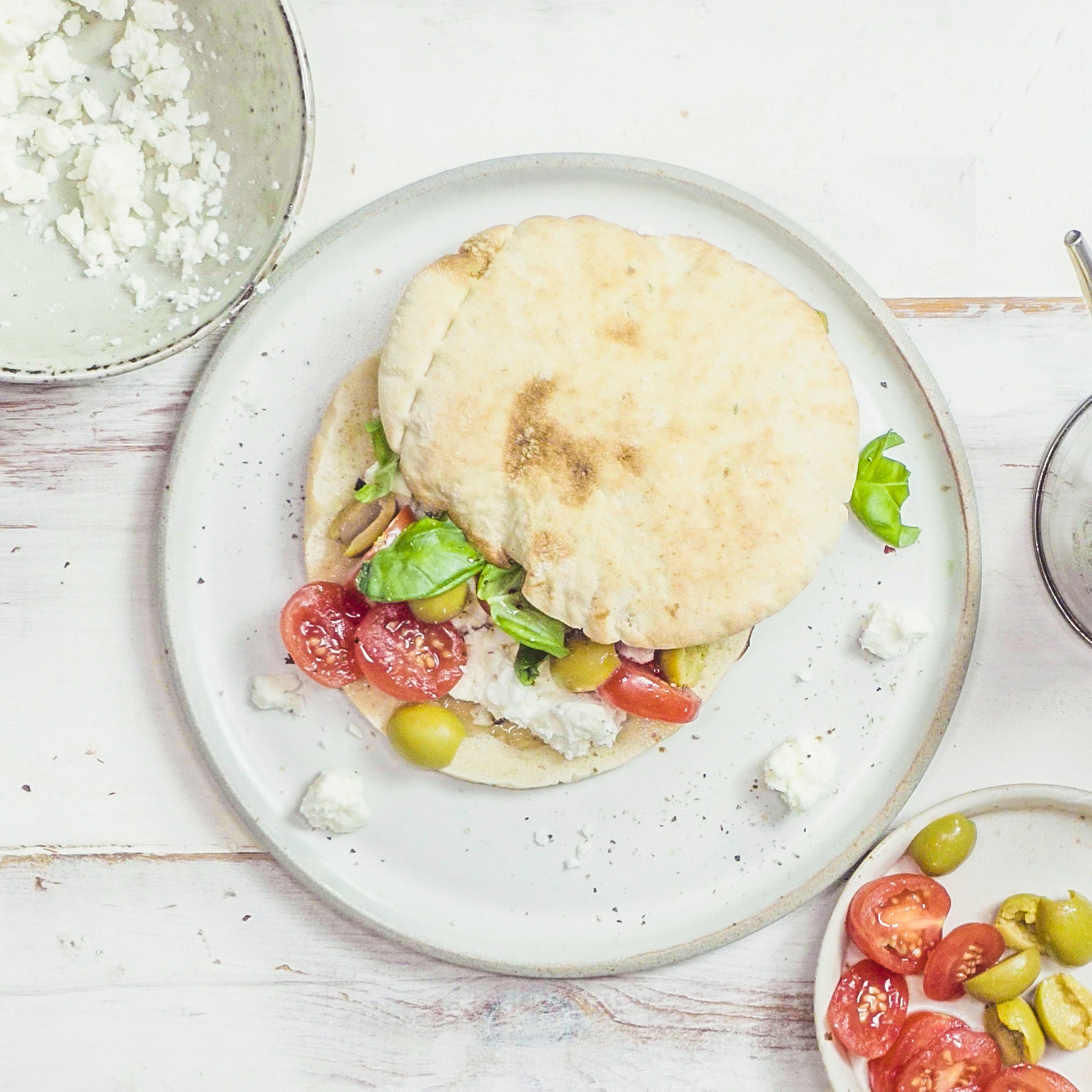 PITA CHLÉB SE SÝREM FETA, RAJČATY, OLIVAMI A BAZALKOU