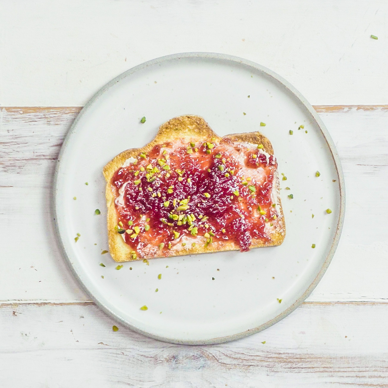 SNÍDAŇOVÝ TOAST S MASCARPONE, MALINOVOU MARMELÁDOU A ČERSTVÝM OVOCEM S CHIA SEMÍNKY